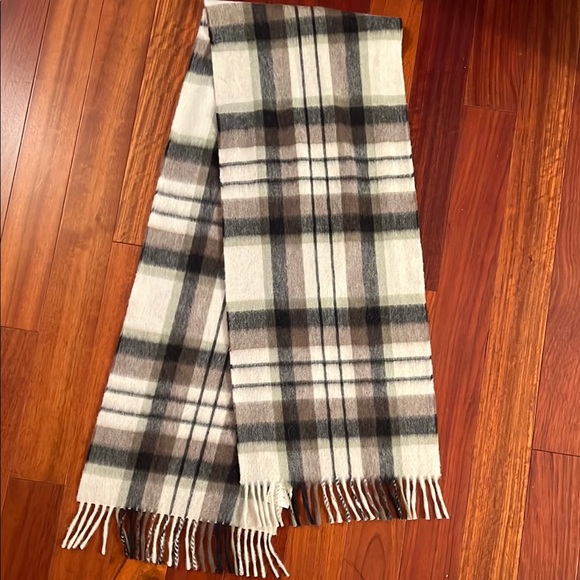 Classic Plaid Men\'s Scarf - Black, Gray, and White main image 3